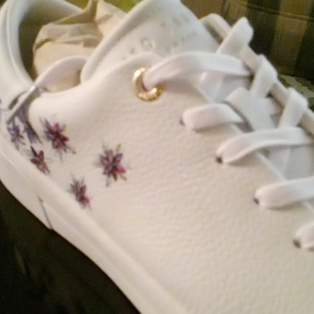 Woman's tennis shoe